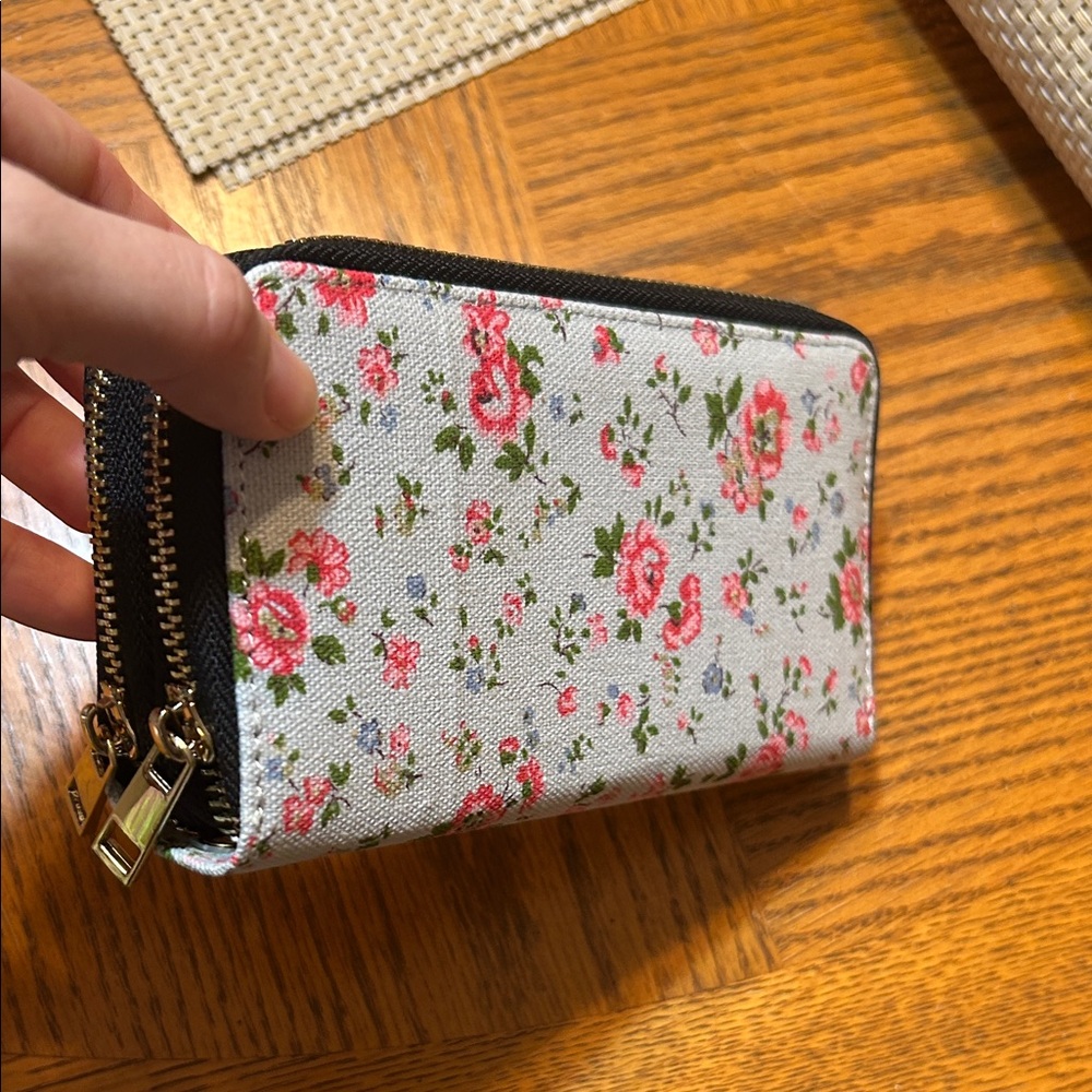 NEW-Floral Women's Wristlet Wallet - pretty blue denim type material with roses - Picture 2 of 8